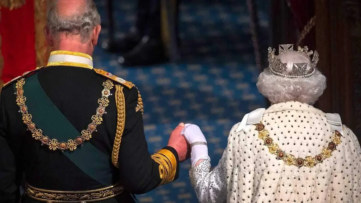 Carlos con reina Isabel